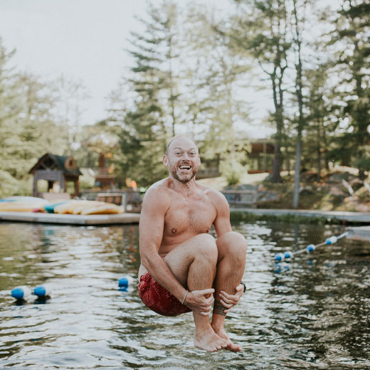 Mann springt in den See, Bloginhaltsbild 1