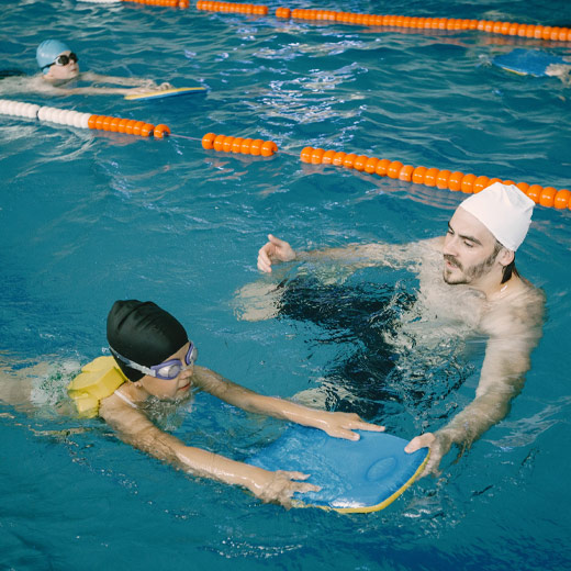 Schwimmtrainer im Wasser, Bloginhaltsbild 3